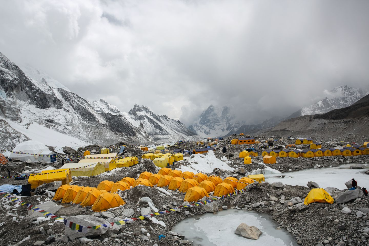 W cieniu everestu baza