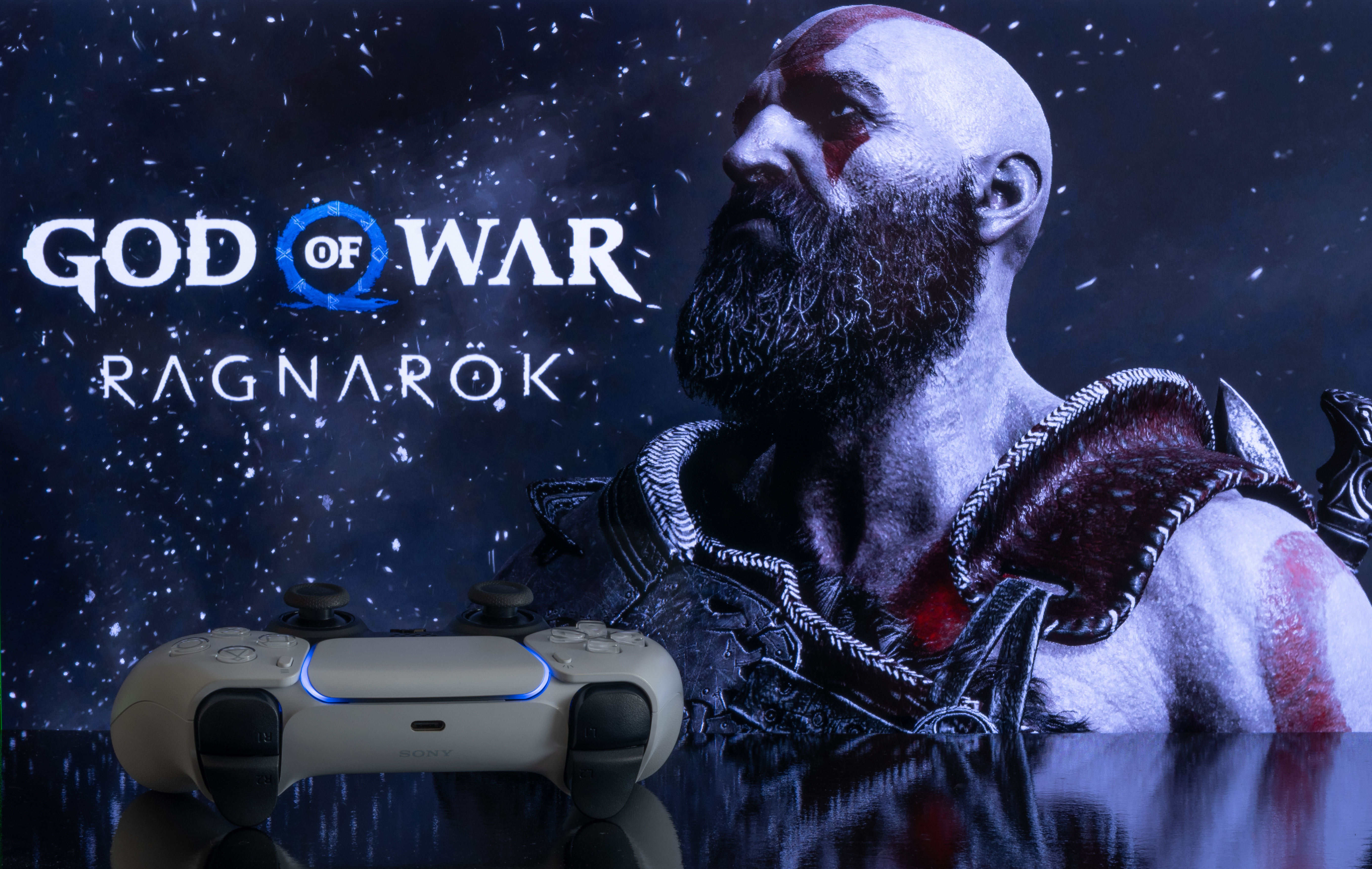 God of War Ragnarok - Kratos i biały pad do konsoli 