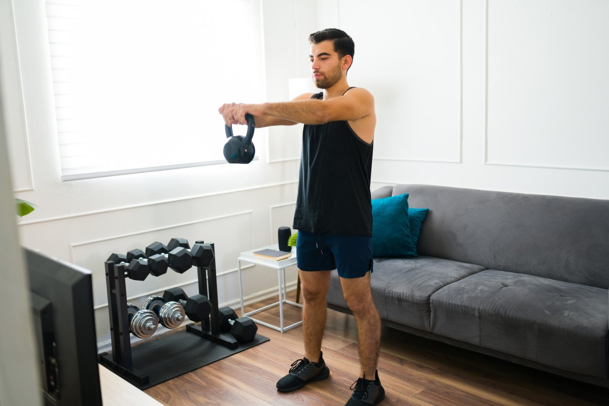 Ćwiczenia na biceps w domu z użyciem odważników kulowych kettlebells