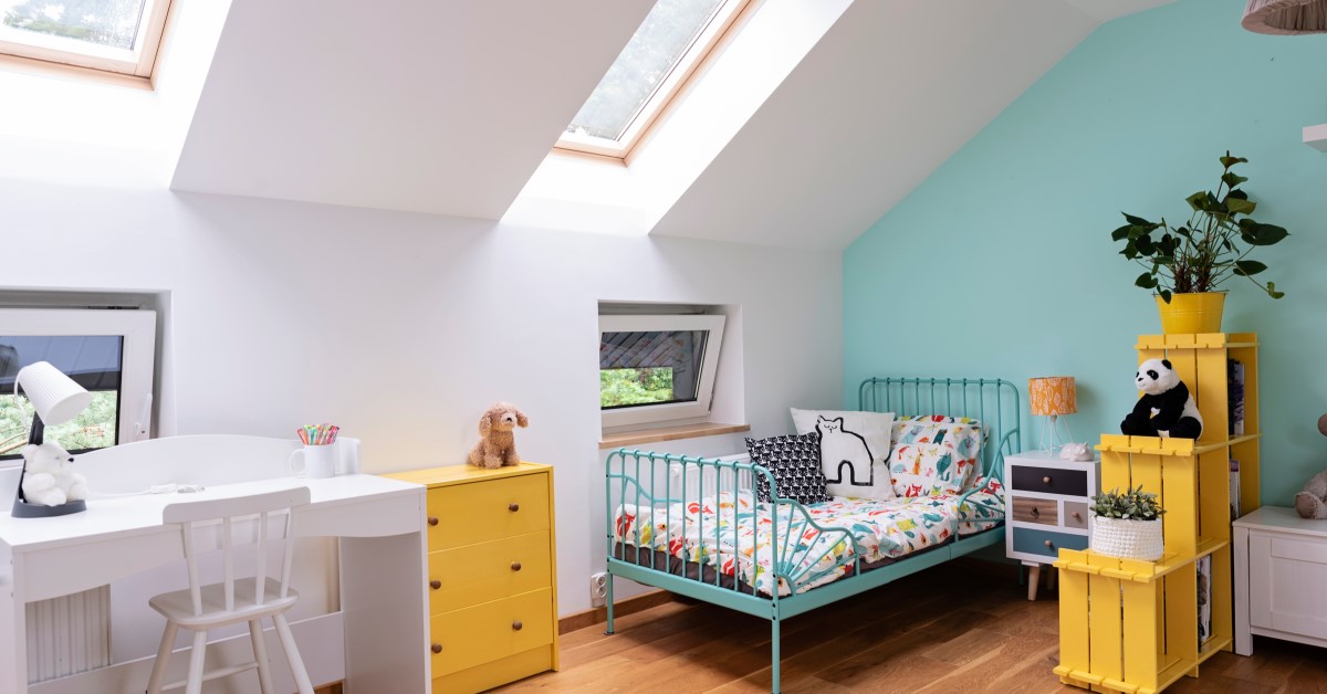 Pokoj dla 10-latki na poddaszu 