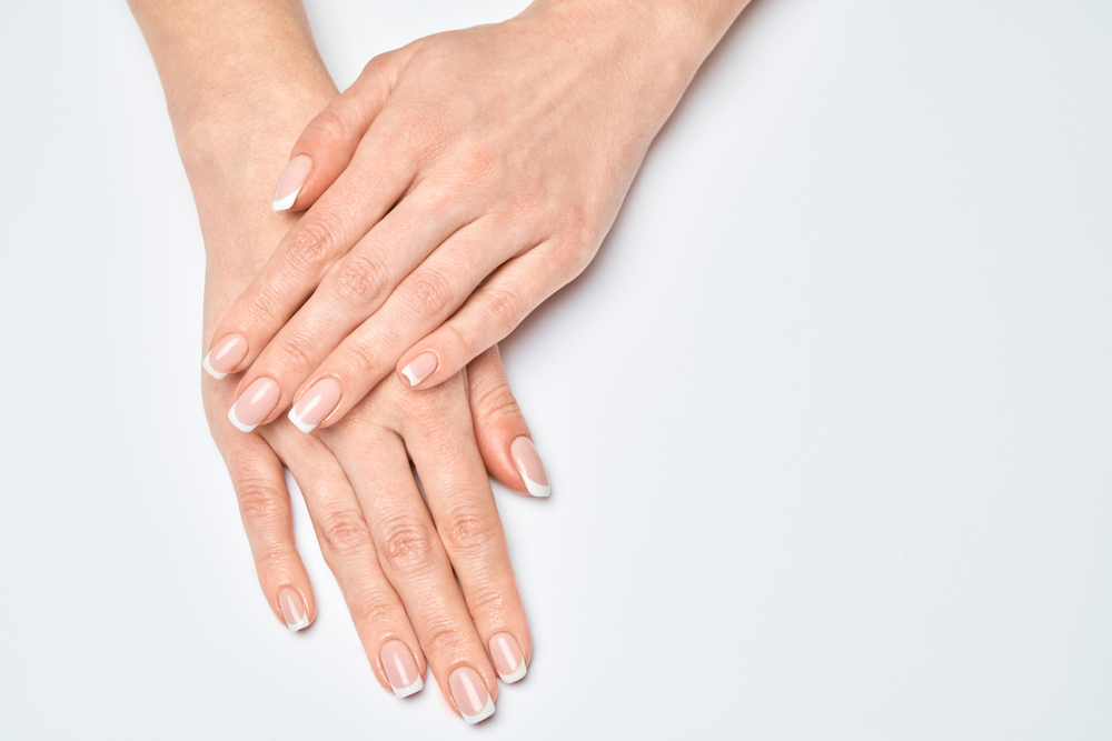 najmodniejsze paznokcie lato 2025 french