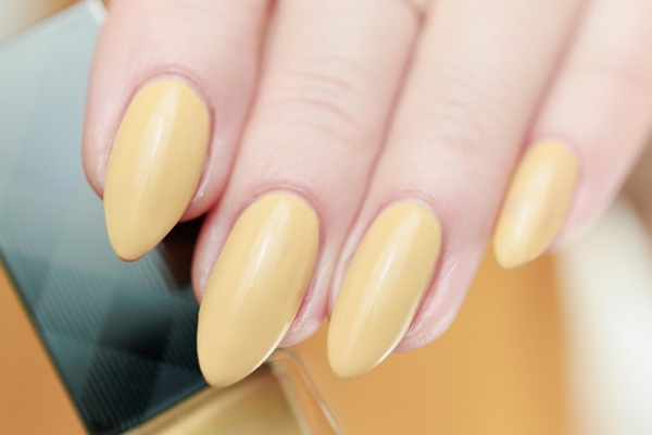 Kolor masła i ciepłe beże – jasne i delikatne paznokcie na jesień