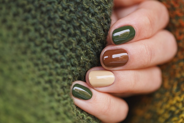 delikatne paznokcie na jesień w kolorze butter yellow