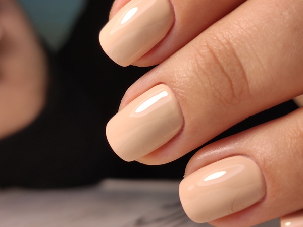 delikatne paznokcie jesienne w odcieniu beżu