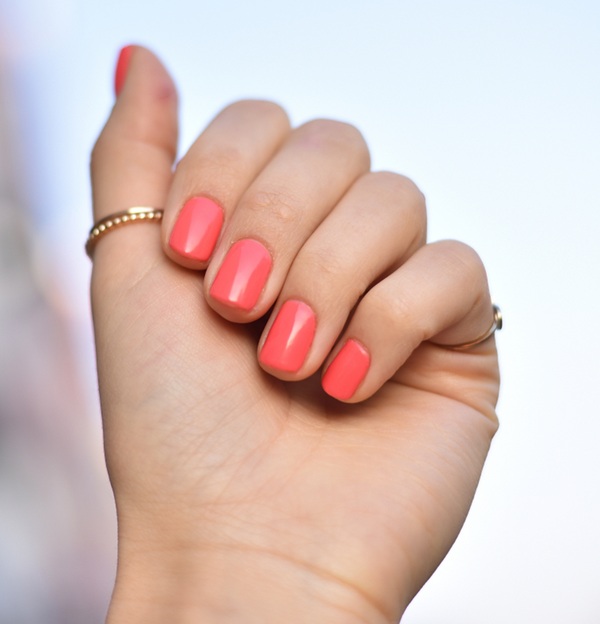 Delikatny jesienny manicure w kolorze brzoskwiniowym i pudrowego różu