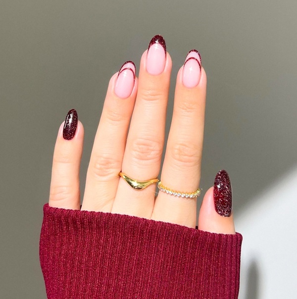 jesienne paznokcie z pudrowym różem i burgundem