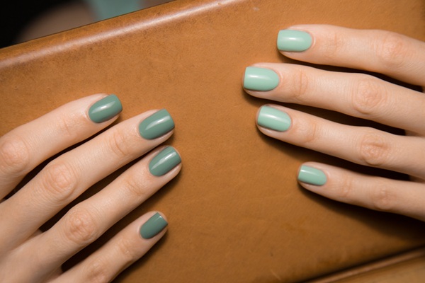 Paznokcie w delikatnej jesiennej zieleni