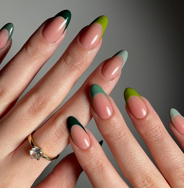 Paznokcie w delikatnej jesiennej zieleni