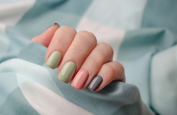 Paznokcie w delikatnej jesiennej zieleni