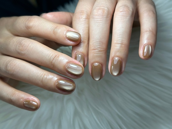 Paznokcie z efektem błyszczyka (Lipgloss Nails) – minimalistyczny blask na jesień