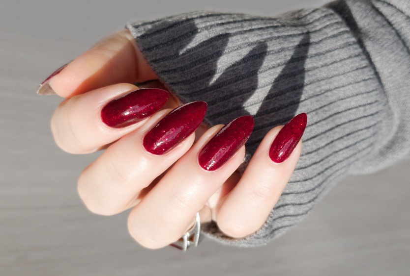Ponadczasowy burgund, czyli jesienne paznokcie w ciemnych kolorach