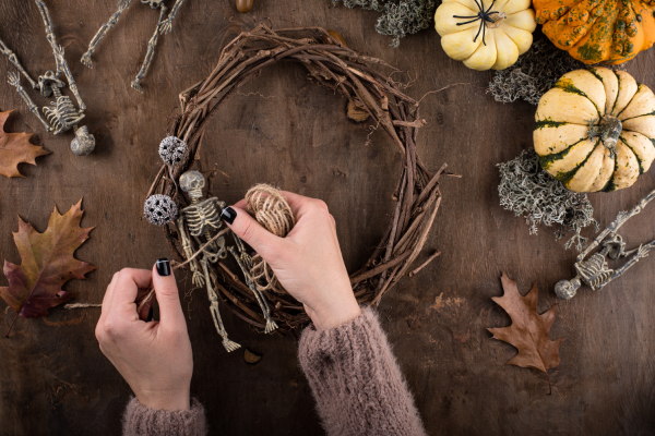 wieniec halloweenowy na drzwi