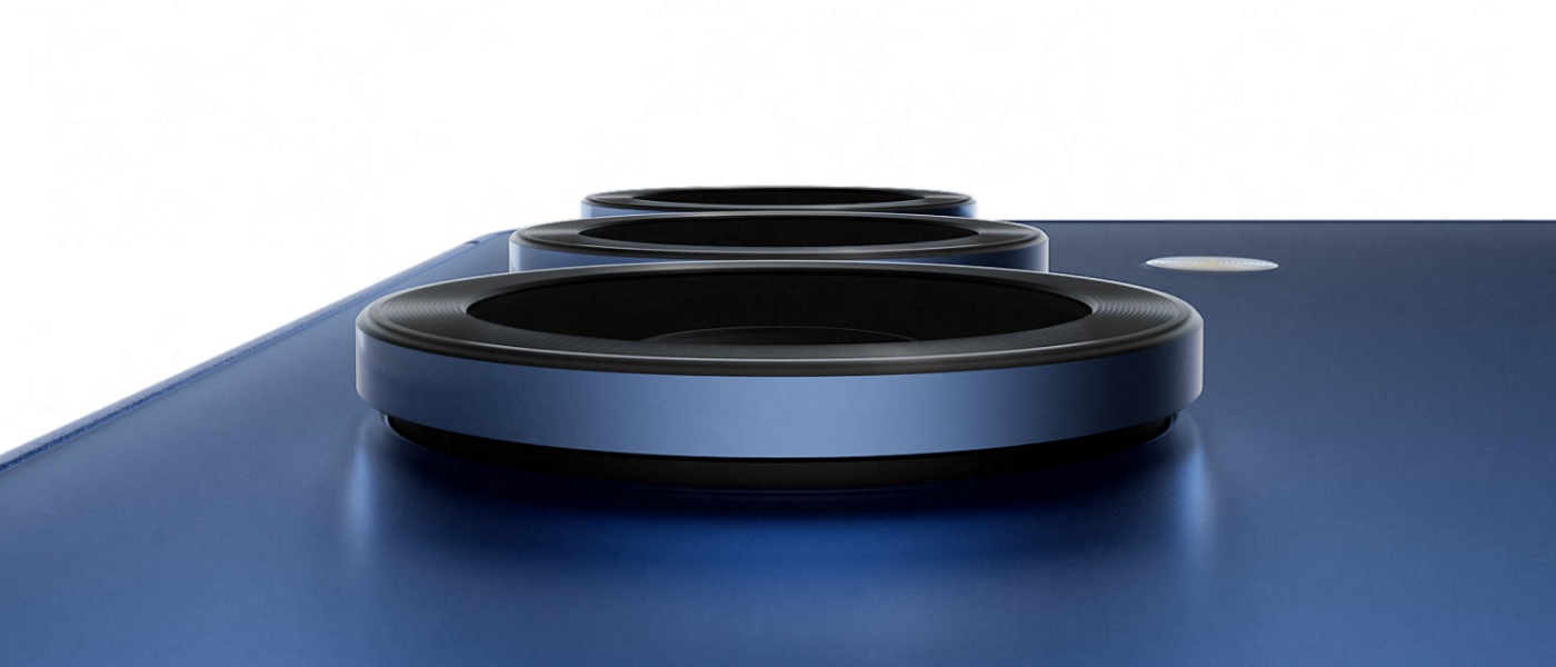 Obiektywy aparatu Galaxy S25 pojawiają się w zbliżeniu, a całe urządzenie obraca się, ukazując tylną część. Kolejne urządzenie widoczne jest za nim od strony głównego ekranu, prezentując przednią kamerę.